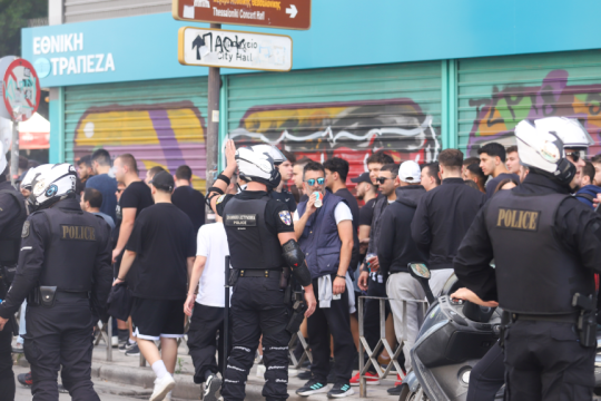 Οπαδοί του ΠΑΟΚ υπό ασφυκτική αστυνομική παρουσία πριν το ντέρμπι με τον Άρη